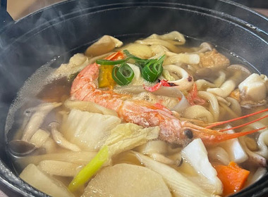 エビや野菜、きのこが入ったほうとうの鍋
