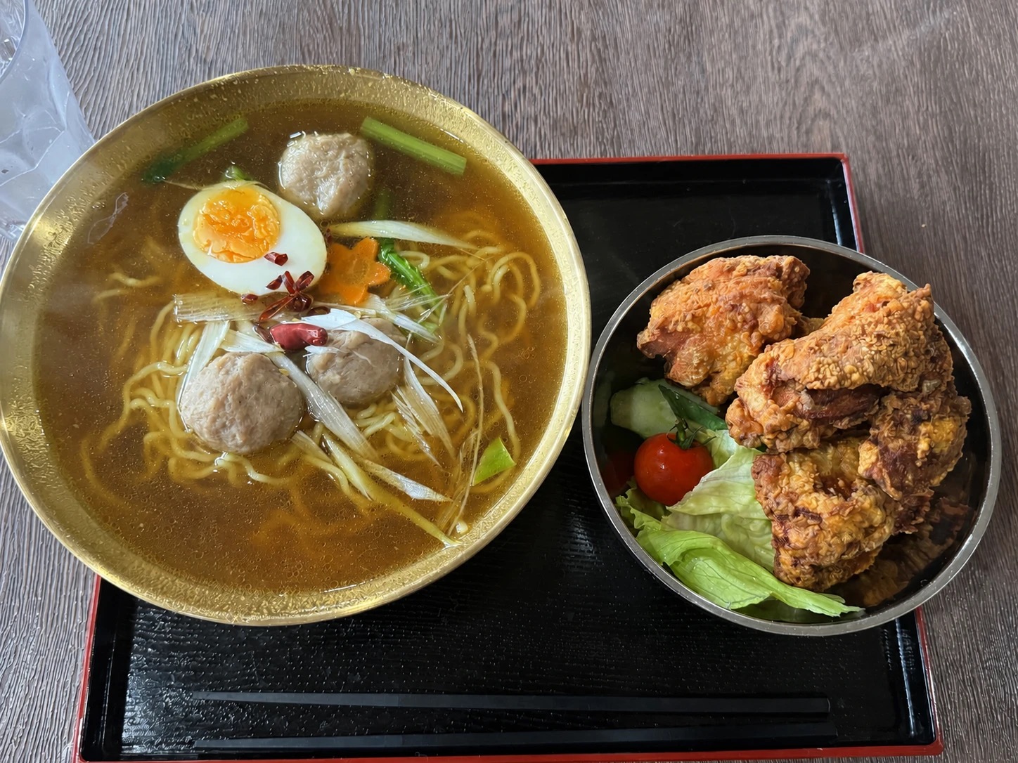 肉団子と半熟卵がのったラーメンと、サラダ付きのからあげ