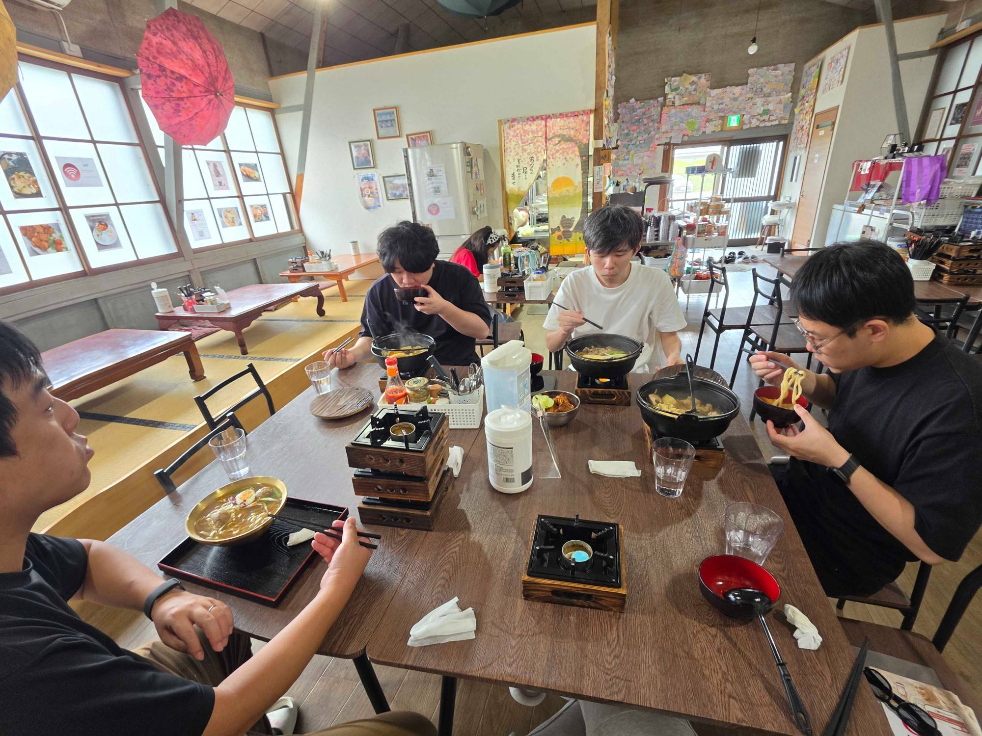 店内の様子。テーブル席のほかに小上がりの座敷席もある